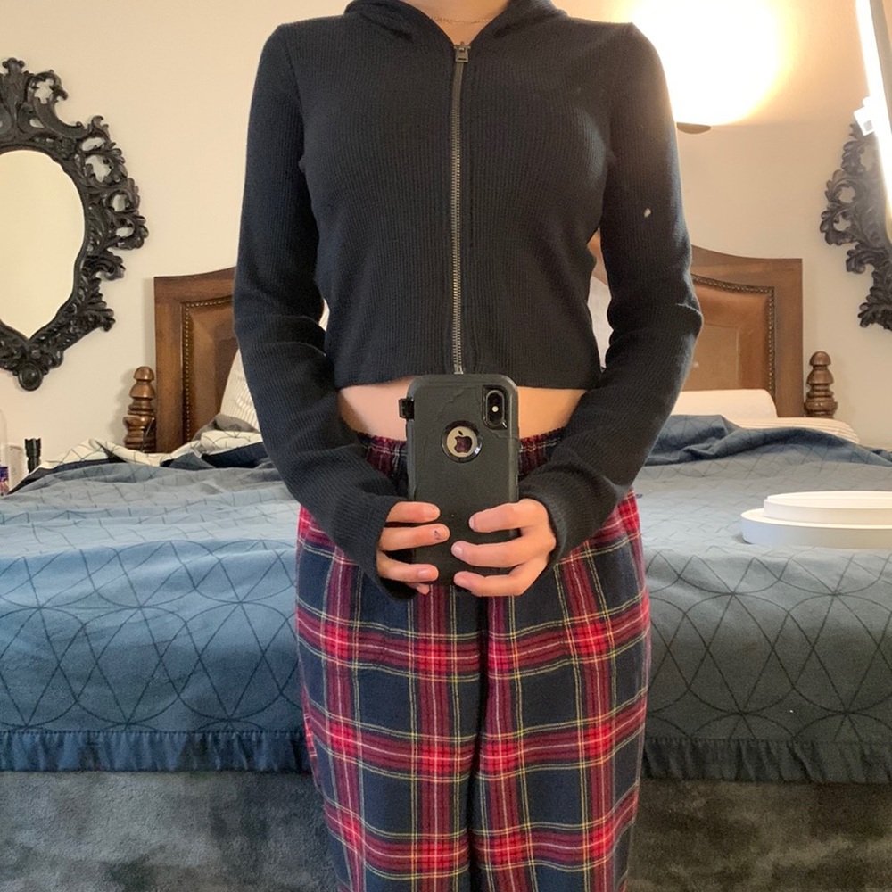 HOLLISTER must have collection , black zip up hoodie cropped